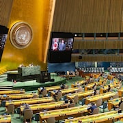 Des représentants des pays sont rassemblées dans la salle des séances de l'Assemblée générale des Nations unies, à New York.