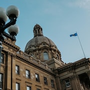 Vue extérieure de l'assemblée législative de l'Alberta.