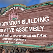 Le panneau extérieur de l'Assemblée législative du Yukon.