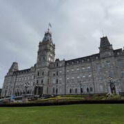La façade de l'Assemblée nationale du Québec.