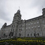 Le parlement du Québec vu de l'extérieur sous un ciel ennuagé.