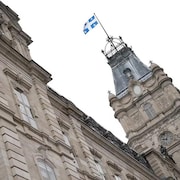 L'Assemblée nationale du Québec se dresse sous un ciel gris. 
