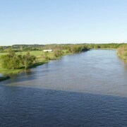 La rivière Assiniboine à Brandon, au Manitoba, l'été. 