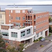 L'édifice de l'Association du cancer de l'est du Québec vu du Cégep de Rimouski. 