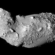 Vue très détaillée montre l'étrange forme, semblable à celle d'une cacahuète, de l'astéroïde Itokawa. 