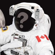 Une combinaison spatiale arborant le drapeau canadien.