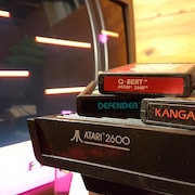 Une console Atari 2600 devant un téléviseur. 