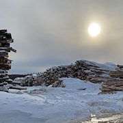 des piles de bois sous la neige
