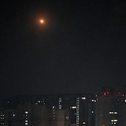 Cette photo montre la d&eacute;fense a&eacute;rienne ukrainienne tirant sur des drones russes au-dessus de Kiev le 14 novembre 2025, dans le contexte de l'invasion russe de l'Ukraine.