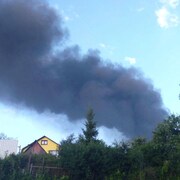 Sur cette photo diffusée par le télégramme officiel du gouverneur de la région de Moscou, Andrei Vorobyev, de la fumée s'élève d'un endroit dans une sous-station après une attaque de drone ukrainien à Sergiev Posad, dans la région de Moscou, à environ 70 km au nord de Moscou, le vendredi 4 juillet 2025