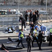 Des policiers sont à l'œuvre sur la scène d'un attentat.