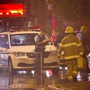Des policiers et des pompiers sous la pluie