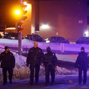 Des policiers de Québec patrouillent les rues près de la mosquée visée par un attentat.