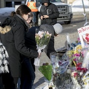 Des citoyens expriment leur solidarité après l'attentat de Québec.