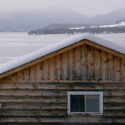 Point de vue panoramique de la Baie-des-Chaleurs et des chalets en hiver.
