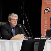 Denis Bergeron lors des audiences sur le projet Énergie Saguenay.