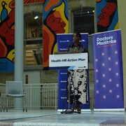 La ministre de la Santé du Manitoba, Audrey Gordon, lors d'une conférence de presse.