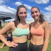 Deux soeurs en plein air.