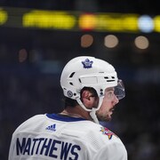 L'attaquant des Maple Leafs de Toronto attend une mise au jeu.