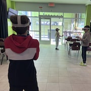 Des enfants essaient des casques de réalité virtuelle.