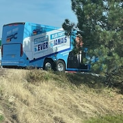 Autobus aux couleurs du parti progressiste conservateur. 