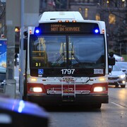 Un autobus de la Commission de transport de Toronto avec l'inscription hors service.