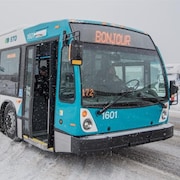 Un autobus de la STO sous la neige, l'hiver