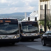 Deux autobus du Réseau de transport de la Capitale.