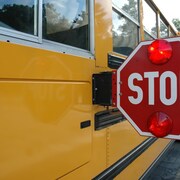 Signal «Stop» clignotant sur un autobus scolaire.