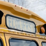 Le haut d'un autobus scolaire où l'ont peut lire : écoliers.