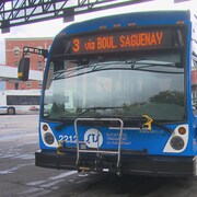 Un autobus dans un terminus.