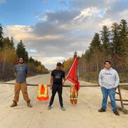 Shady Hafez, Zach Whiteduck, Andrew Dewache et le chef de Kitigan Zibi, Dylan Whiteduck, sont devant une des barrières dans la réserve faunique La Vérendrye. Ils revendiquent un moratoire sur la chasse à l'orignal. 