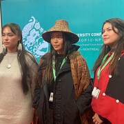 Trois jeunes femmes autochtones lors de la COP15 à Montréal.