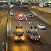 Un véhicule immobilisé sur l'accotement de l'autoroute.