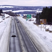 Tronçon de l'autoroute 20 qui compte deux voies, l'hiver.