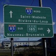 Pancarte affichant la direction pour l'autoroute 85                               