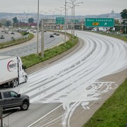 Une voie rapide peinte en blanc sur plusieurs centaines de mètres.