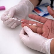 Un homme effectue un test rapide de dépistage du VIH.