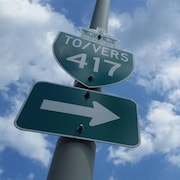 Un panneau de signalisation de l'autoroute 417.