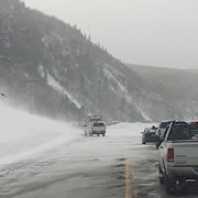 Une route bloquée par la neige.