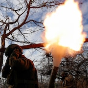 Un militaire fait exploser un mortier.
