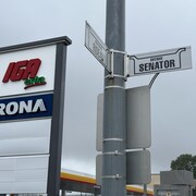 La pancarte de l'avenue Senator près du IGA extra et du Rona.