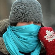 Une femme se couvrant le visage par temps froid.
