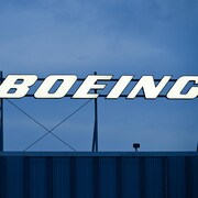 Le logo de Boeing sur le toit d'un immeuble.