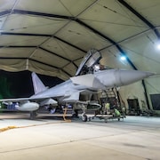 Un avion Typhoon dans un hangar.