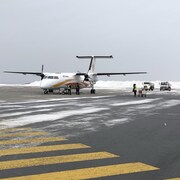 Un avion sur une piste d'atterrissage au Québec 