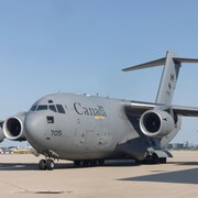 Un avion des Forces armées canadiennes sur le tarmac d'un aéroport.