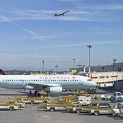 Un avion d'Air Canada se trouve sur le tarmac de l'aéroport Trudeau à Montréal.