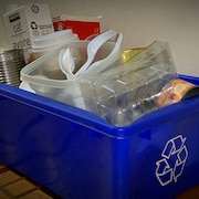 Un bac de recyclage.