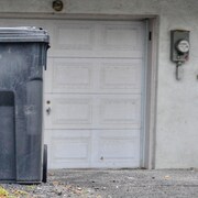 Un bac à ordures devant une maison à Montréal.